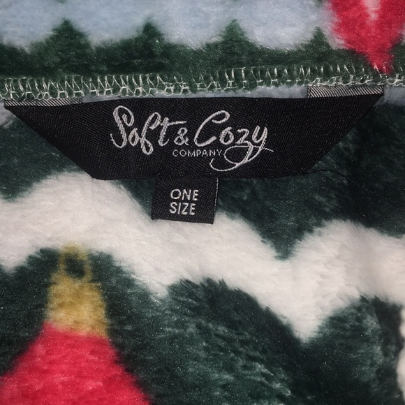 New! 🎄✨ Soft & Cozy Holiday Hooded Wrap - Picture 5 of 7